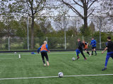 Training S.K.N.W.K. JO19-1 van donderdag 25 april 2024 (103/120)